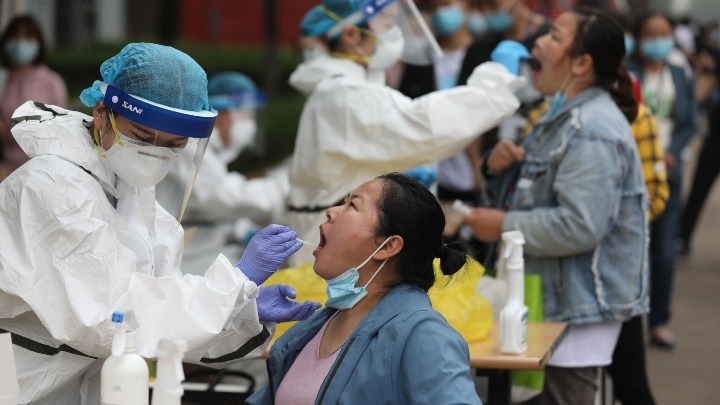  Πέντε πειραματικά εμβόλια δοκιμάζονται ήδη στην Κίνα