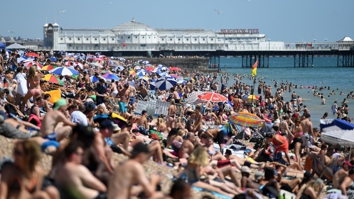  Γέμισαν τις παραλίες οι Βρετανοί – Έτρεχε… να τους μαζέψει η αστυνομία