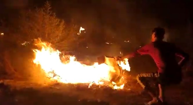 Βίντεο από τη στιγμή που ξεκινά η φωτιά στη Μόρια (vid)