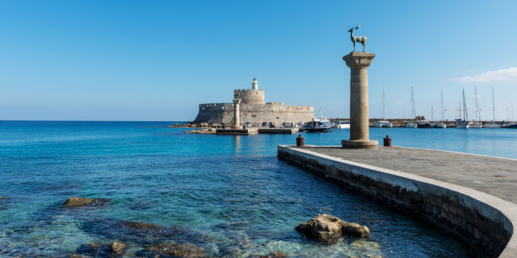  ”Βουλιάζει” το νότιο Αιγαίο: Ξεπέρασαν τα 4 εκατομμύρια οι αφίξεις τουριστών στη Ρόδο και στα άλλα νησιά