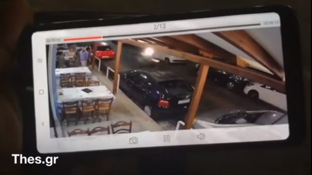  Μηχανή παρέσυρε σερβιτόρο έξω από εστιατόριο στην Αθήνα – Σοκαριστικό βίντεο (vid)