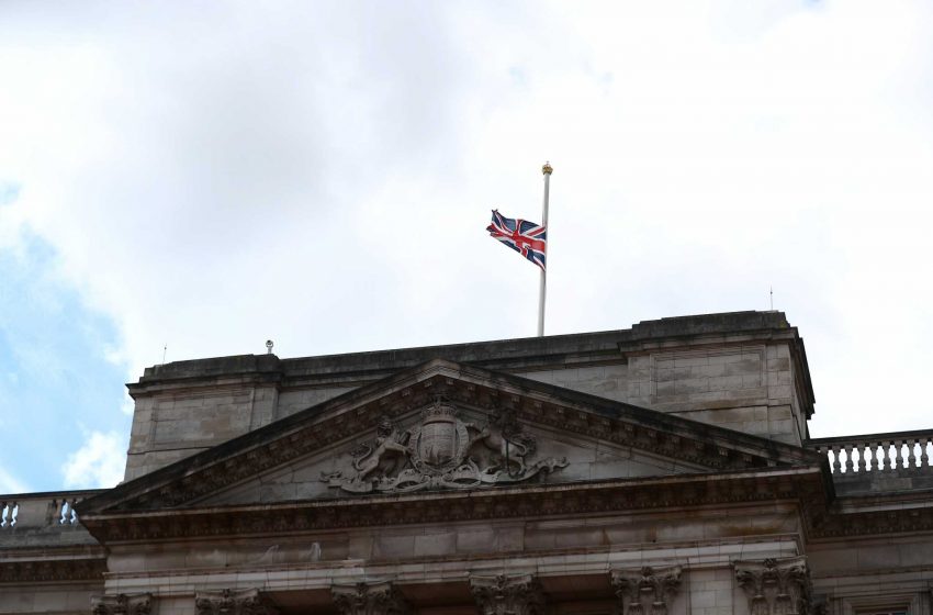  Πρίγκιπας Φίλιππος: Μεσίστια η σημαία στο Μπάκινγχαμ-Πώς και πού θα γίνει η κηδεία