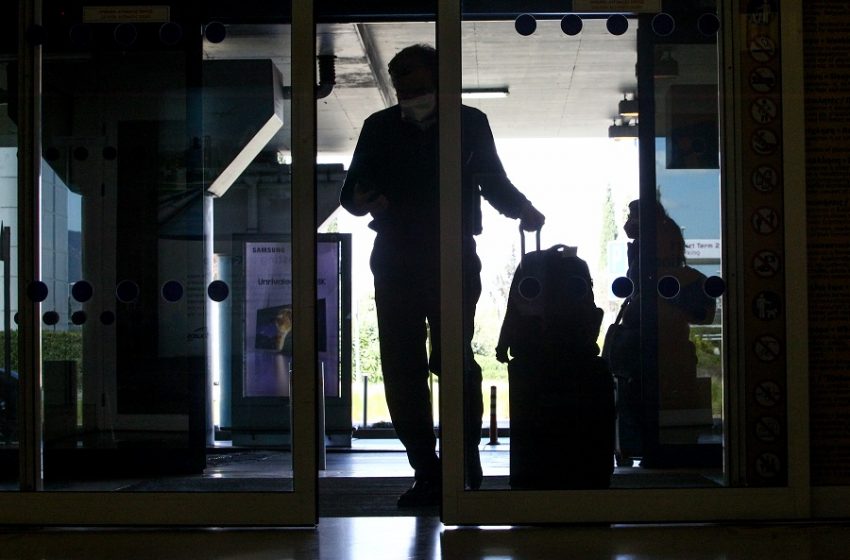  Συνελήφθη στο αεροδρόμιο «Ελευθέριος Βενιζέλος» με 72 δελτία ταυτότητας και 4 διαβατήρια