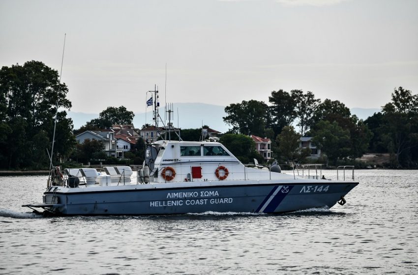  Χαλκιδική: Σκάφος του Λιμενικού περισυνέλεξε 13χρονη χειρίστρια φουσκωτού κανό