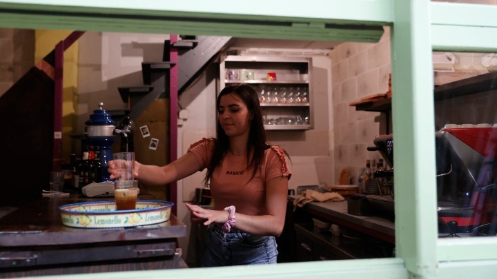  Κωφοί σερβιτόροι σε καφέ που προωθεί τη νοηματική γλώσσα