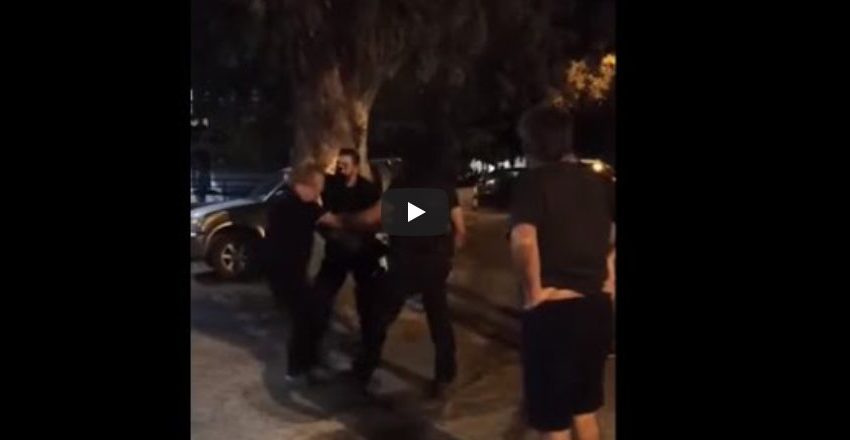  Ερασιτεχνικό βίντεο: Αστυνομικοί με κουκούλες εισβάλουν σε ταβέρνα και συλλαμβάνουν πελάτες για μη τήρηση των μέτρων (vid)