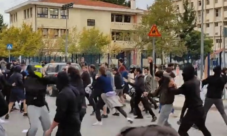  Επανεμφάνιση της Χρυσής Αυγής – Αντιφασιστική συγκέντρωση μετά την επίθεση σε φοιτητές – Καταδικάζουν ΣΥΡΙΖΑ, ΜέΡΑ 25 (vid)