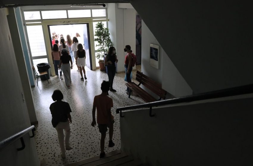  Βόλος: Μαθητής σε κατάσταση κρίσης πετούσε θρανία και απειλούσε να πηδήξει από το παράθυρο – Αδιανόητη η αντίδραση του πατέρα
