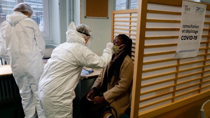  Γαλλία: Τα 368.149 κρούσματα φέρνουν…τέταρτη δόση εμβολίου