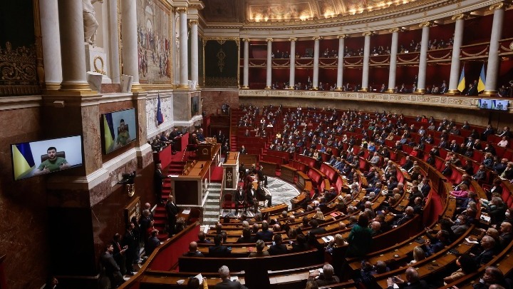  Ζελένσκι: Πρώτη φορά πρόεδρος εμπόλεμης χώρας μιλάει στην Εθνοσυνέλευση και τη Γερουσία της Γαλλίας