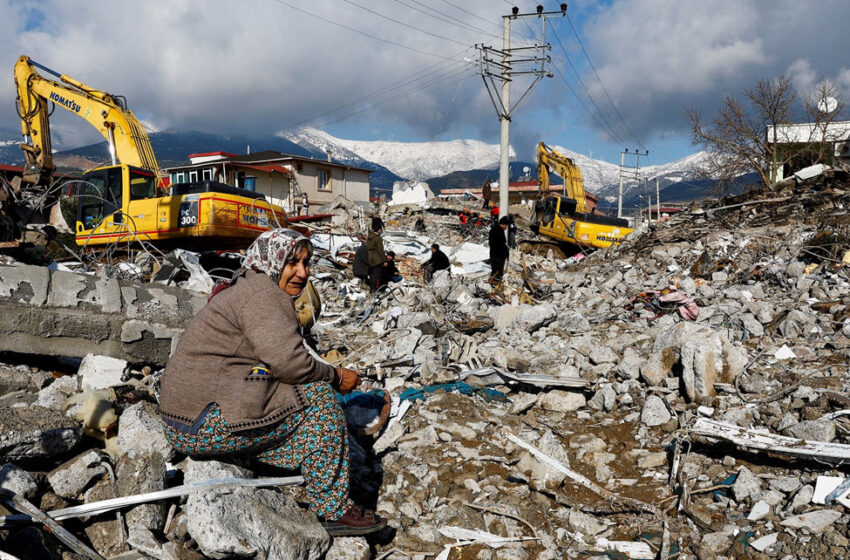  Τουρκία: Μικρά θαύματα τρεις μέρες μετά – Πάνω από 21.000 οι νεκροί – Οι 5 πολυκατοικίες που έθαψαν 3000 κατοίκους – Αντιμέτωπος με την οργή ο Ερντογάν