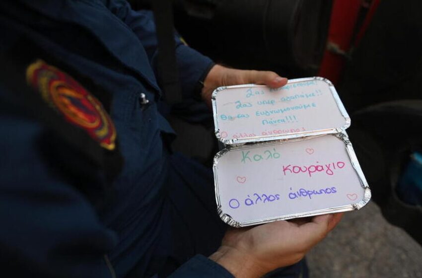  Αλεξανδρούπολη: Τα συγκινητικά μηνύματα στο πακέτα του φαγητού των πυροσβεστών (εικόνες)