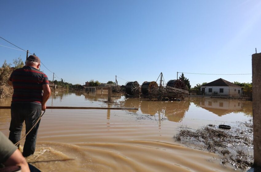  Θεσσαλία: Κοκτέιλ χημικών στα νερά των πλημμυρισμένων περιοχών – “Λιώνουν οι γαλότσες”