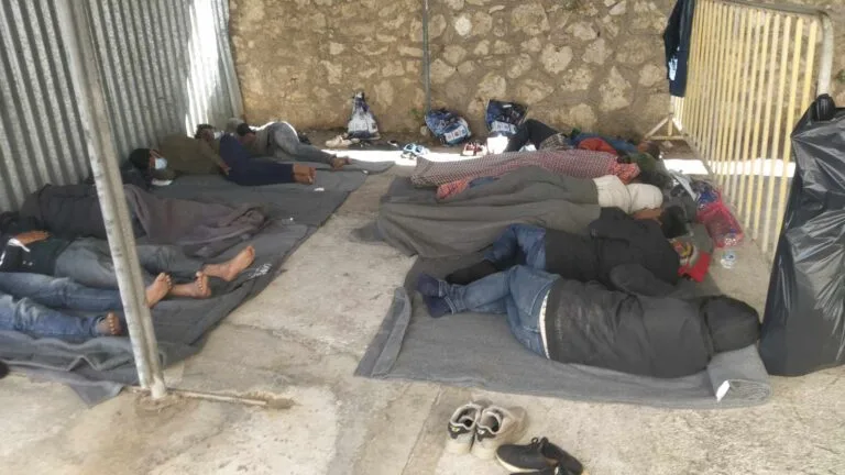  Χανιά: Στο υπαίθριο πάρκινγκ του Λιμεναρχείου οι μετανάστες που σώθηκαν