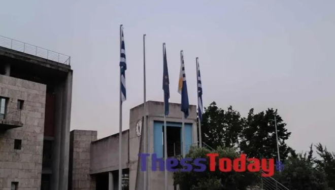  Άγνωστοι κατέβασαν το βράδυ κρυφά τη σημαία του ΠΑΟΚ από το δημαρχείο της Θεσσαλονίκης