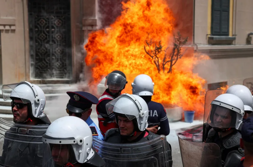  Αλβανία: Μολότοφ και φωτιές έξω από το δημαρχείο Τιράνων (εικόνες)