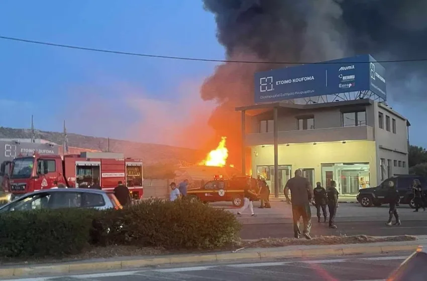  Μεγάλη φωτιά σε μάντρα σκαφών στη Βάρη (vid)