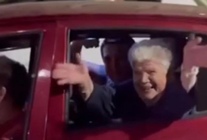  “Γεια σου γιαγιά, γιαγιά κι η κούπα Πειραιά” – Ηλικιωμένη γίνεται viral