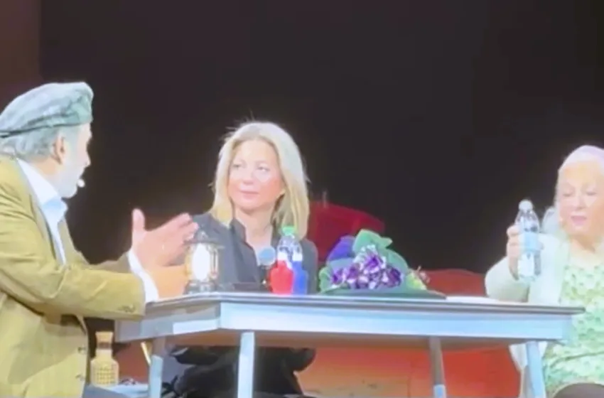  Η Καρυστιανού στη σκηνή με τον Λαζόπουλο: “Δεν έχω να χάσω τίποτα πια”