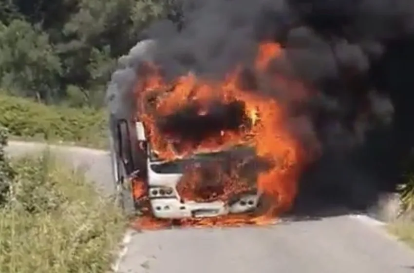  Κέρκυρα: Κάηκε ολοσχερώς τουριστικό λεωφορείο (vid)