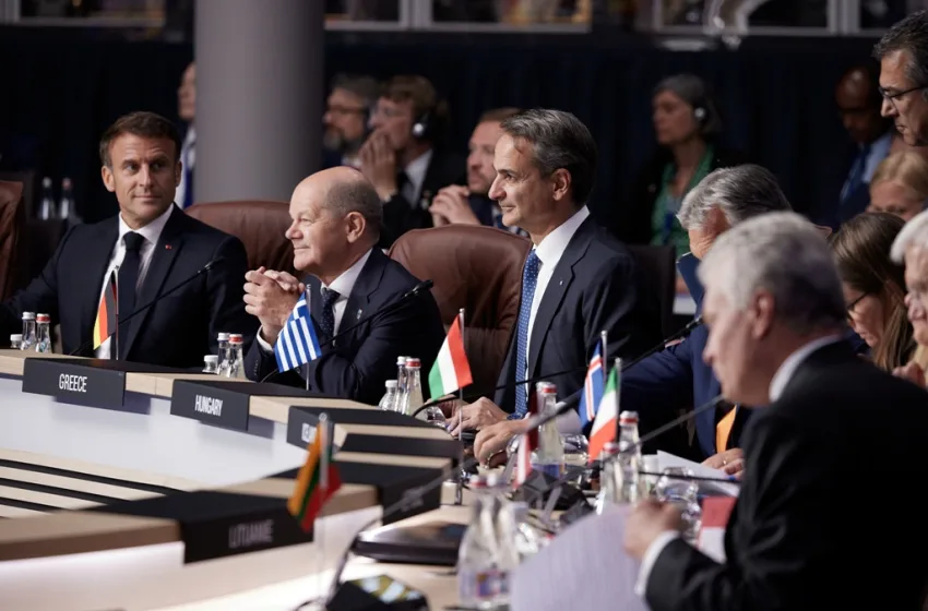  Bloomberg: Σολτς και Μακρόν εξετάζουν την πρόταση Μητσοτάκη  για ευρωπαϊκό μηχανισμό αεράμυνας