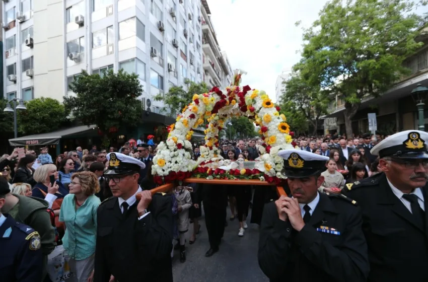  Θεσσαλονίκη: Πλήθος κόσμου στην περιφορά του Επιταφίου του Αγίου Μηνά (εικόνες)