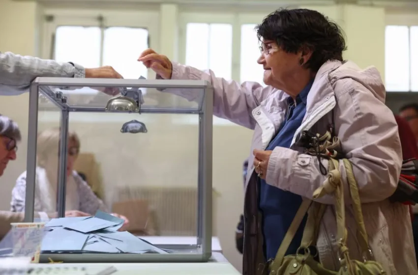  Γαλλία: Μαζική προσέλευση στις κάλπες -Εκτιμήσεις για συμμετοχή ρεκόρ -Ψήφισαν Μακρόν-Λεπέν (εικόνες)
