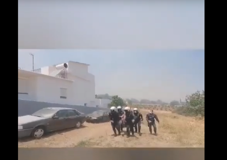  Κερατέα: Αστυνομικοί βγάζουν σηκωτή γυναίκα και απομακρύνουν φιάλες υγραερίου από σπίτι που καίγεται