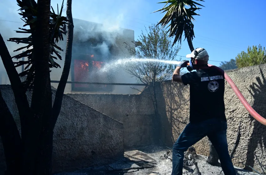  Κερατέα: Αστυνομικοί της  ΔΙ.ΑΣ. απομάκρυναν ηλικιωμένο ζευγάρι από την οικία τους και έσβησαν τη φωτιά στην αυλή τους