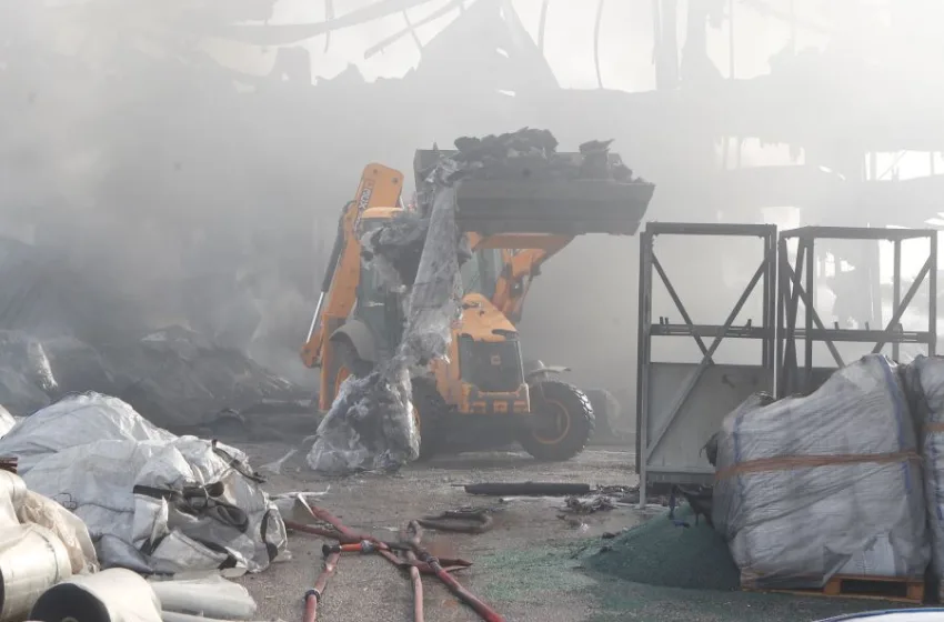  Κηφισιά: Συγκλονιστικές εικόνες καταστροφής στο εργοστάσιο PAL από την φωτιά