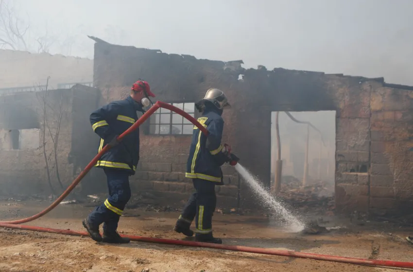  Μοσχάτο: Σε ύφεση η φωτιά στο εργοστάσιο -Κανονικά η κυκλοφορία στην περιοχή