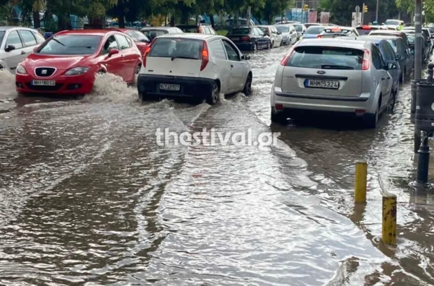  Θεσσαλονίκη:Ποτάμια οι δρόμοι -Η Πυροσβεστική απομάκρυνε πολίτη από πλημμυρισμένο σπίτι (vid)