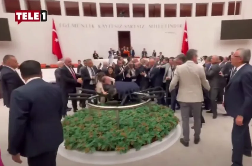  Χάος στην τουρκική εθνοσυνέλευση: Βουλευτές πιάστηκαν στα χέρια (vid)