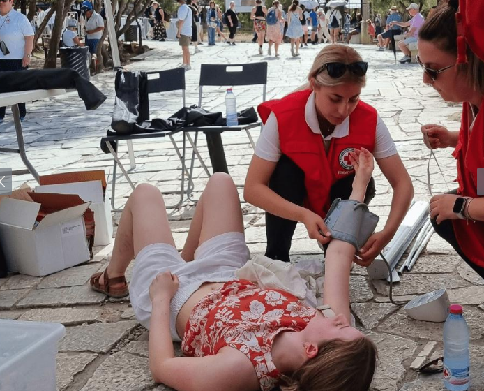  Στήριξη στους επισκέπτες της Ακρόπολης από τον Ελληνικό Ερυθρό Σταυρό λόγω του καύσωνα