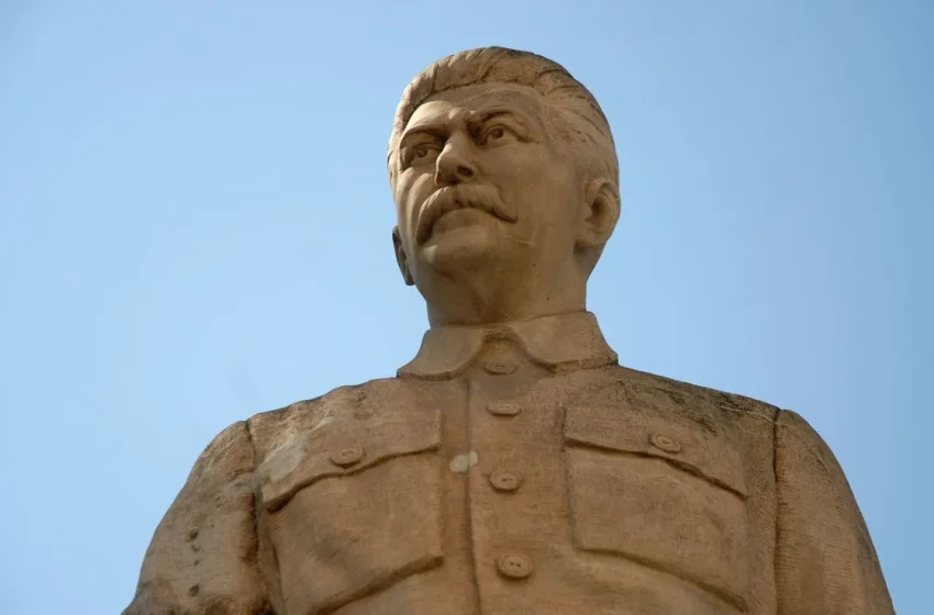  Ρωσία: Άνδρας έκοψε το κεφάλι μιας προτομής του Στάλιν