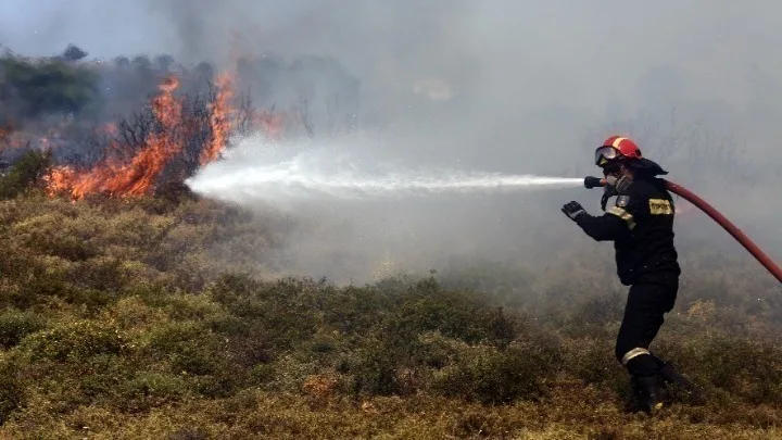  Φωτιά στη Τζιά-Μήνυμα 112 για απομάκρυνση από τις περιοχές Καστελάκια και Κούνδουρος