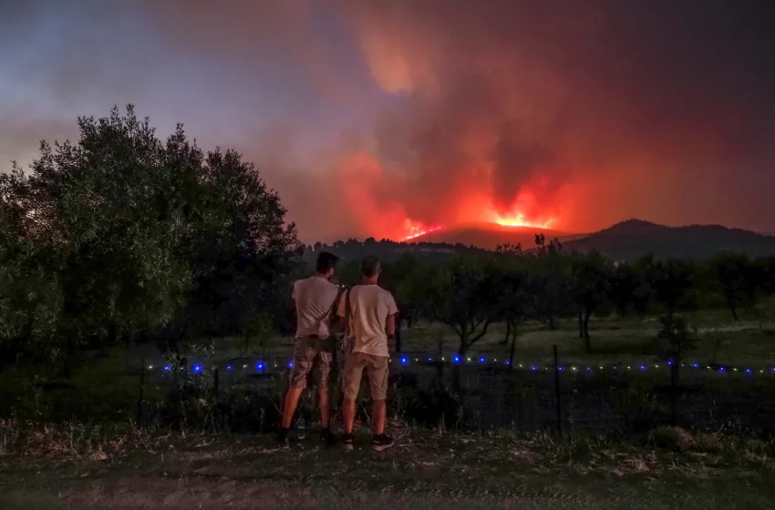  Εύβοια: Μάχες σε όλα τα μέτωπα-Ο καπνός κάλυψε την Αθήνα-Μετέβη και ο Κικίλιας