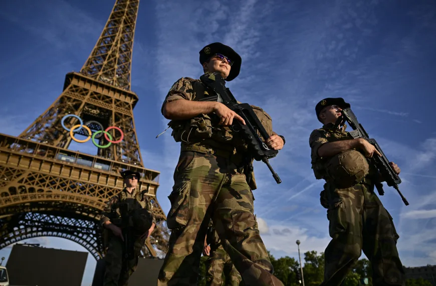 Politico: Έξαλλοι οι Παριζιάνοι με τα μέτρα ασφαλείας- Κατεβαίνουν στο κέντρο με QR code- 30.000 αστυνομικοί στους δρόμους