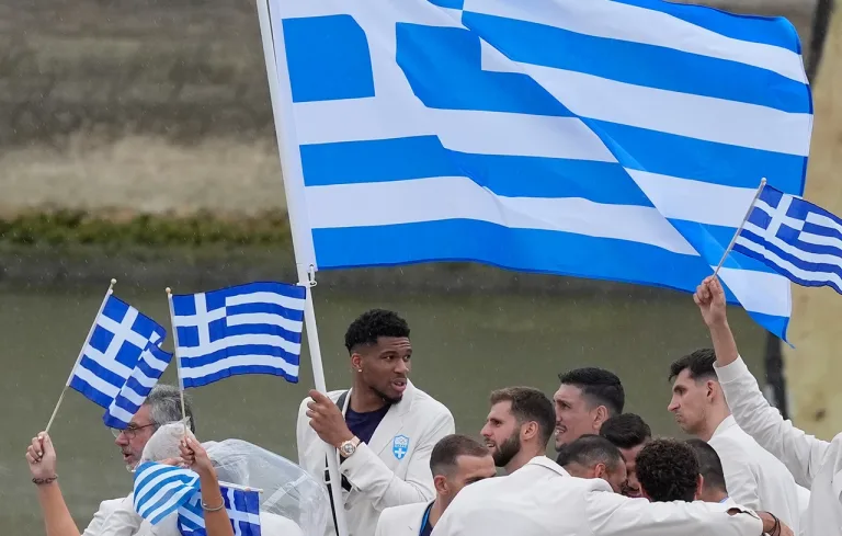 Αντετοκούνμπο:Τεράστιο να εκπροσωπώ την Ελλάδα και να είμαι σημαιοφόρος στους Ολυμπιακούς