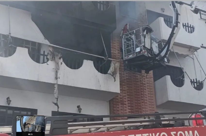  Φωτιά στη Νίκαια: Δυο γυναίκες, ένα παιδί και ένα σκυλάκι απεγκλώβισαν οι πυροσβέστες(βίντεο)