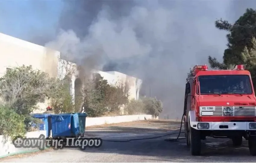  Φωτιά στην Πάρο -Καίγεται βιοτεχνία  κουφωμάτων -Εκρήξεις (vid)