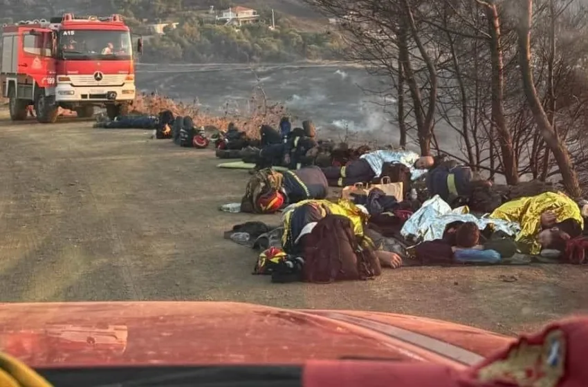  Viral η φωτογραφία με τους πυροσβέστες που ξεκουράζονται στην άκρη του δρόμου