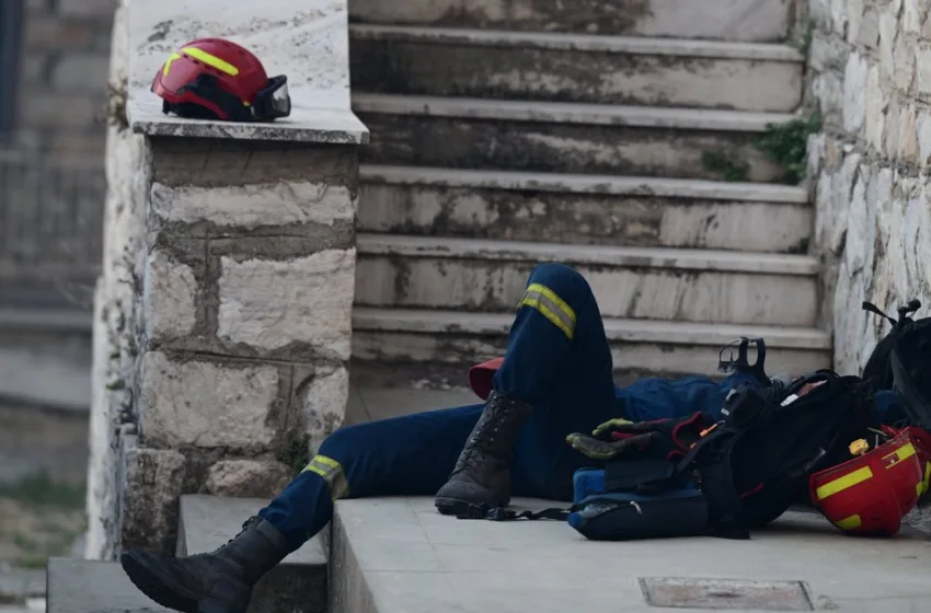  Πύρινα μέτωπα στην Αττική/ Συγκλονιστική φωτογραφία με εξαντλημένο πυροσβέστη