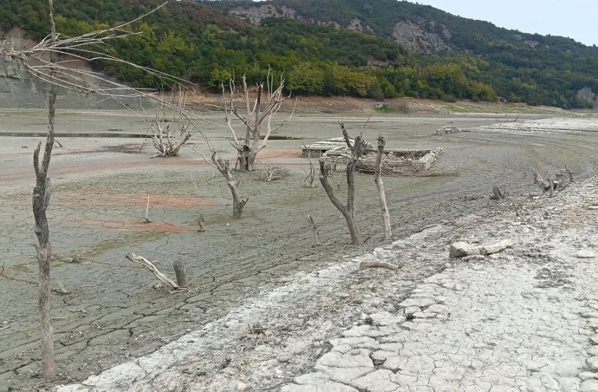 Η ξηρασία αποκάλυψε βυθισμένο οικισμό στα Τζουμέρκα