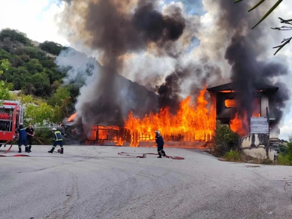 Ιωάννινα: Μεγάλη φωτιά σε παλιό Λατομείο – Εικόνες από την επιχείρηση κατάσβεσης