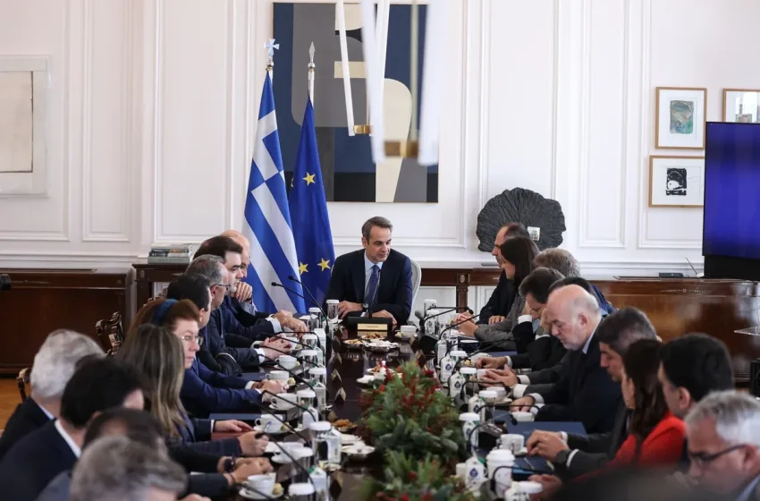  Λυπάται, πράγματι, η κυβέρνηση επειδή δεν έχει αντιπολίτευση; Και τι κάνει;