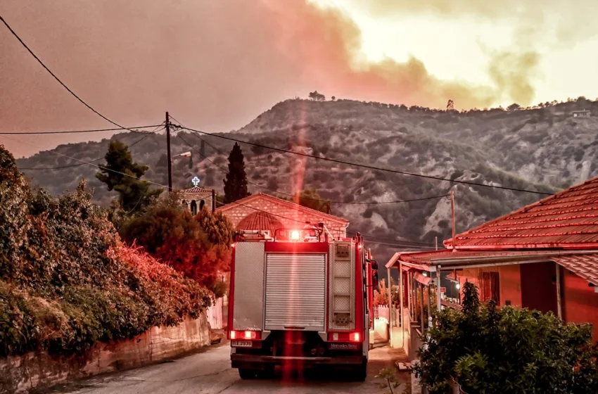  Ξυλόκαστρο: Νέο 112 για απομάκρυνση των κατοίκων στην περιοχή Πύργος-Δύο νεκροί εθελοντές στη φονική πυρκαγιά