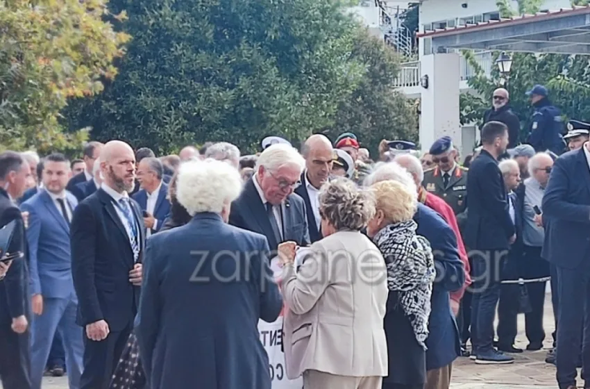  Σταϊνμάιερ: Υποδοχή στην Κάντανο με πανό και συνθήματα για τις γερμανικές αποζημιώσεις