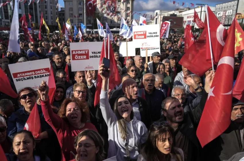  Τουρκία: Καθαιρέθηκαν ακόμη δύο δήμαρχοι – Κατηγορούνται για διασυνδέσεις με το ΡΚΚ