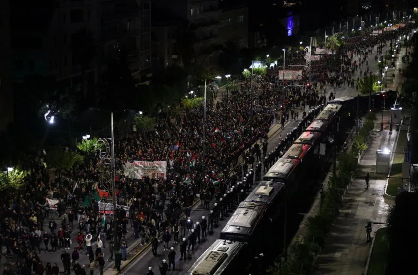  Μαζική η πορεία για το Πολυτεχνείο-Πάνω από 25.000 τίμησαν την επέτειο της εξέγερσης των φοιτητών